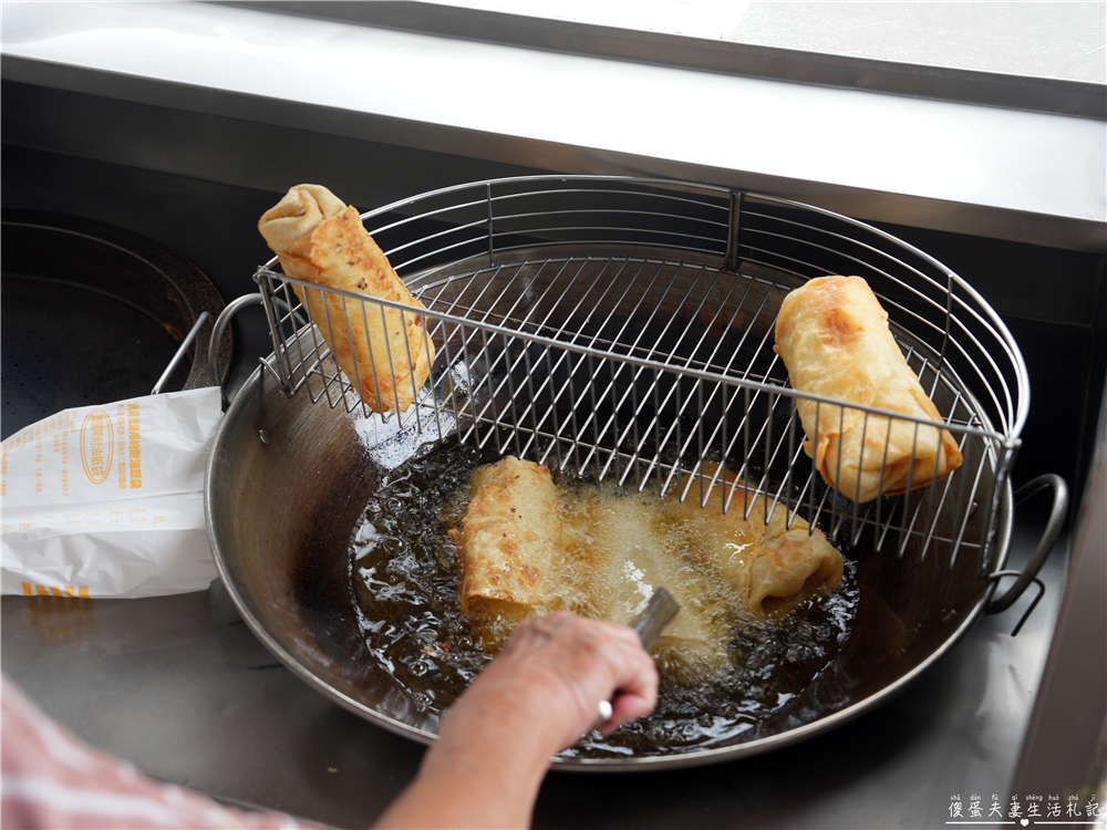 【苗栗公館。美食】『巨無霸炸春捲』真。阿嬤怕你餓！超猛的銅板巨無霸春捲底加啦！ @傻蛋夫妻生活札記