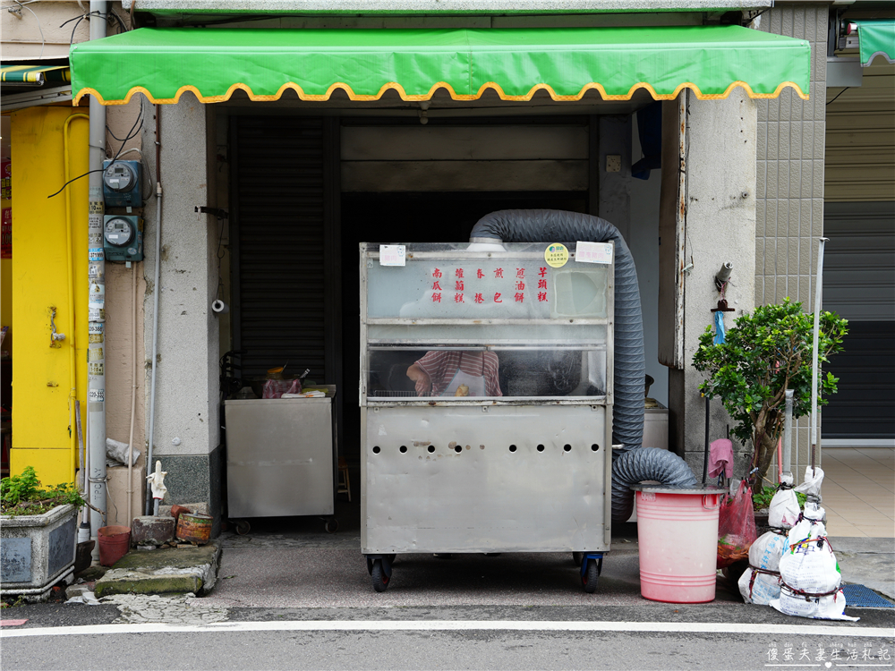 【苗栗公館。美食】『巨無霸炸春捲』真。阿嬤怕你餓！超猛的銅板巨無霸春捲底加啦！ @傻蛋夫妻生活札記