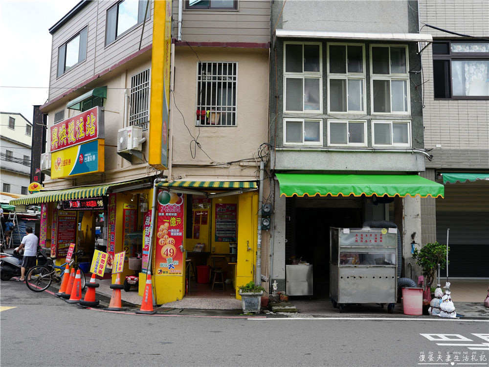 【苗栗公館。美食】『巨無霸炸春捲』真。阿嬤怕你餓！超猛的銅板巨無霸春捲底加啦！ @傻蛋夫妻生活札記