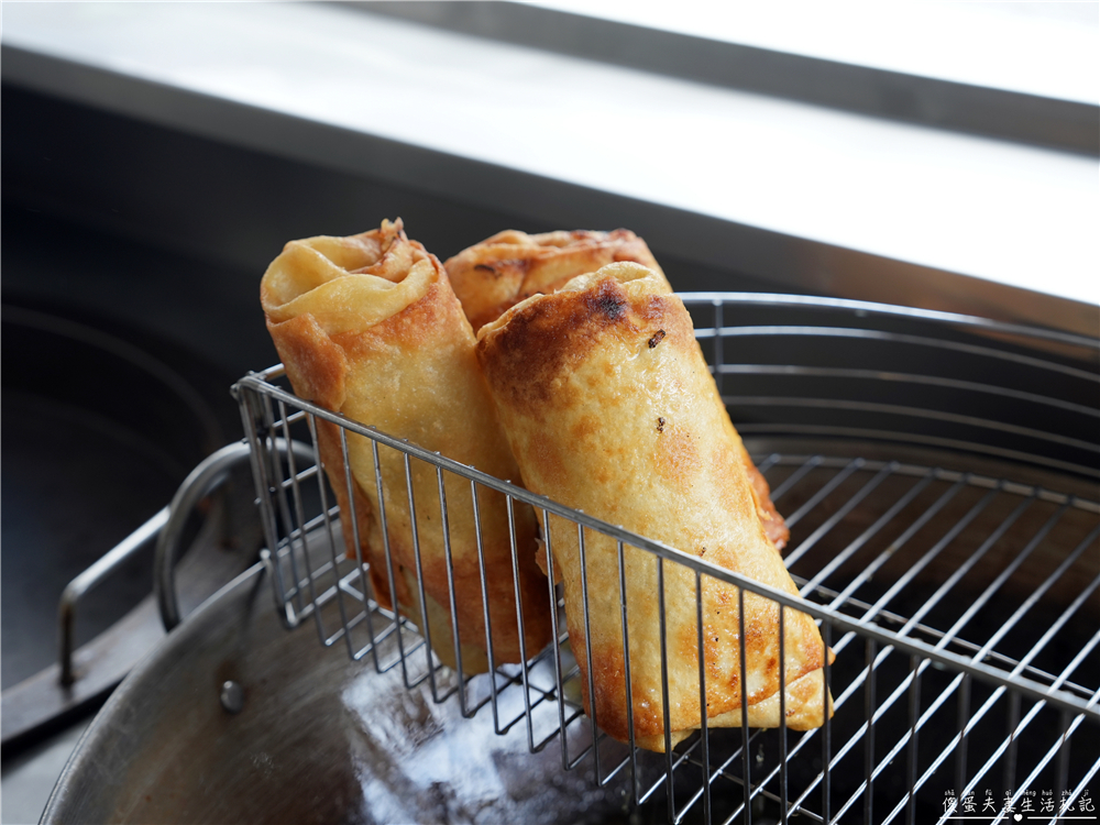 【苗栗公館。美食】『巨無霸炸春捲』真。阿嬤怕你餓！超猛的銅板巨無霸春捲底加啦！ @傻蛋夫妻生活札記