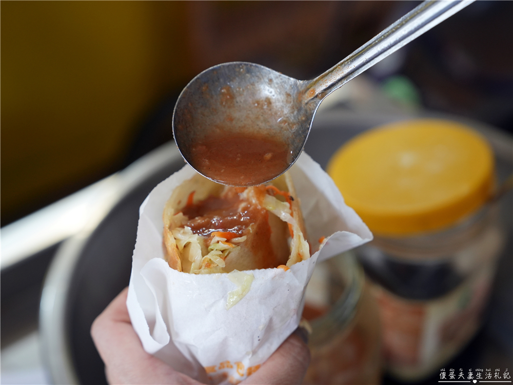 【苗栗公館。美食】『巨無霸炸春捲』真。阿嬤怕你餓！超猛的銅板巨無霸春捲底加啦！ @傻蛋夫妻生活札記