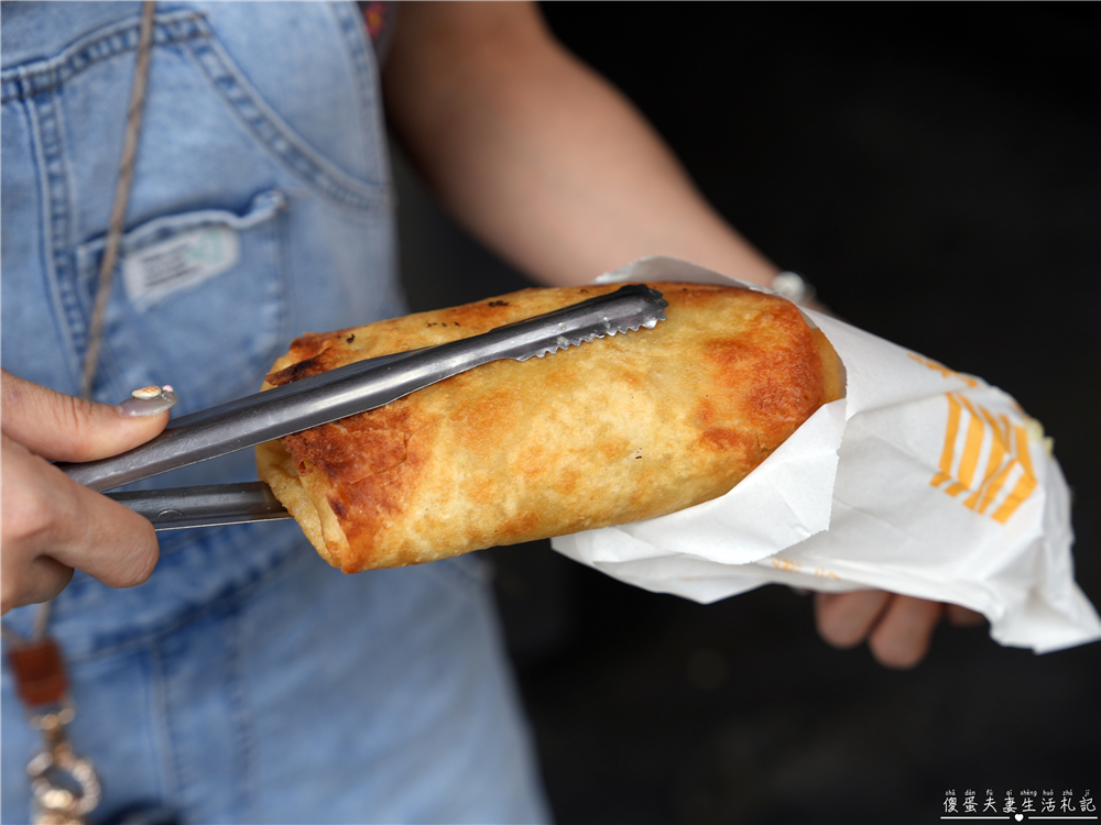 【苗栗公館。美食】『巨無霸炸春捲』真。阿嬤怕你餓！超猛的銅板巨無霸春捲底加啦！ @傻蛋夫妻生活札記