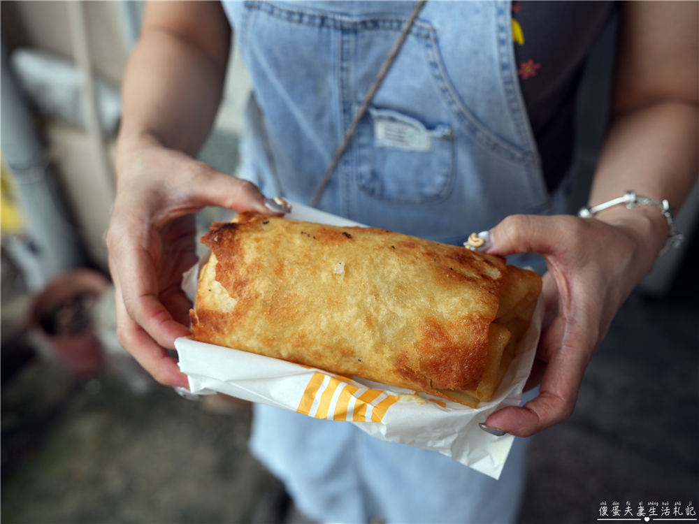 【苗栗公館。美食】『巨無霸炸春捲』真。阿嬤怕你餓！超猛的銅板巨無霸春捲底加啦！ @傻蛋夫妻生活札記