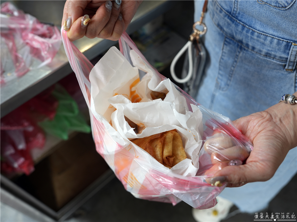 【苗栗公館。美食】『巨無霸炸春捲』真。阿嬤怕你餓！超猛的銅板巨無霸春捲底加啦！ @傻蛋夫妻生活札記
