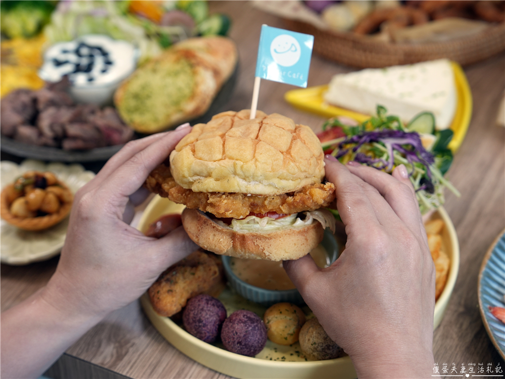 【苗栗市。美食】『樸樂咖啡-苗栗文華店』超猛早午餐爆擊！多汁狂流烤半雞、澎湃到炸菠蘿堡，超有料餐盤一次滿足~~ @傻蛋夫妻生活札記