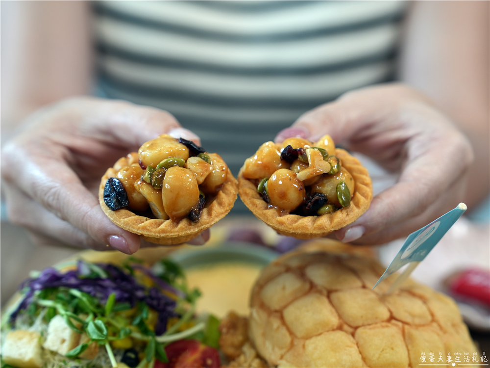 【苗栗市。美食】『樸樂咖啡-苗栗文華店』超猛早午餐爆擊！多汁狂流烤半雞、澎湃到炸菠蘿堡，超有料餐盤一次滿足~~ @傻蛋夫妻生活札記