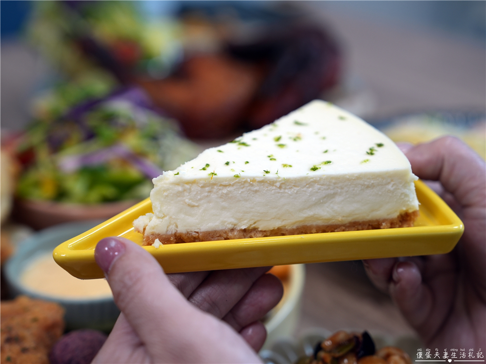 【苗栗市。美食】『樸樂咖啡-苗栗文華店』超猛早午餐爆擊！多汁狂流烤半雞、澎湃到炸菠蘿堡，超有料餐盤一次滿足~~ @傻蛋夫妻生活札記