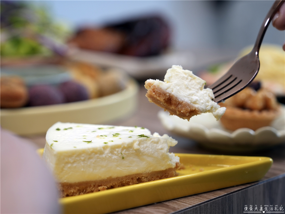 【苗栗市。美食】『樸樂咖啡-苗栗文華店』超猛早午餐爆擊！多汁狂流烤半雞、澎湃到炸菠蘿堡，超有料餐盤一次滿足~~ @傻蛋夫妻生活札記