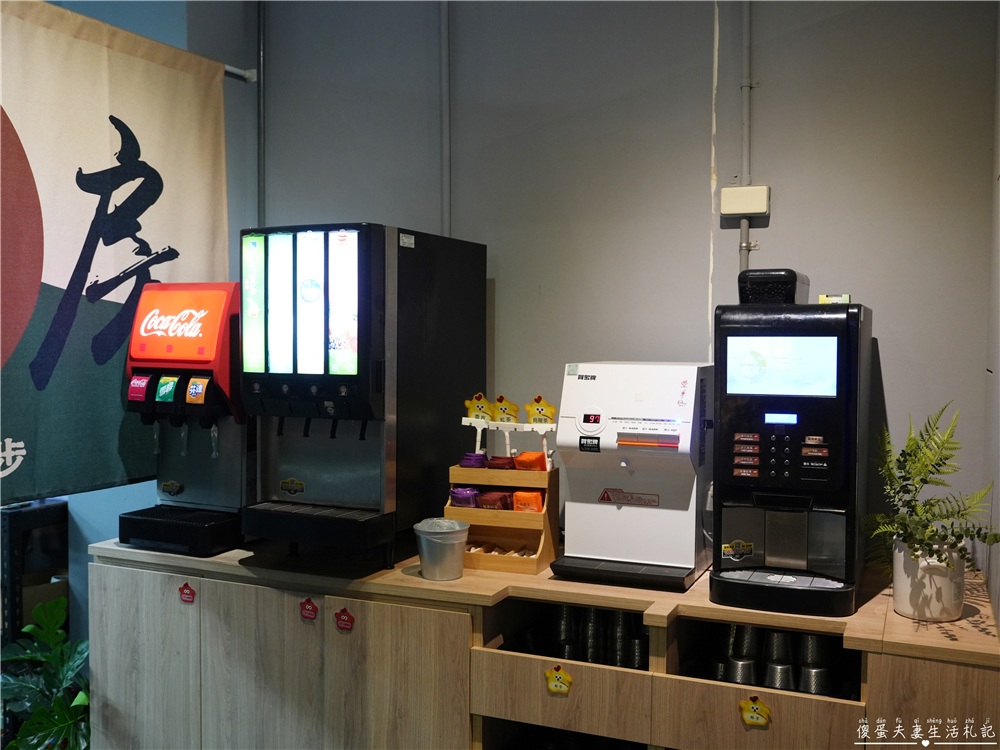 【苗栗頭份。美食】『月團圓雞湯火鍋-頭份尚順店』超人氣個人鴛鴦火鍋，澎派自助吧無限爽吃！還是寵物友善餐廳喔！ @傻蛋夫妻生活札記