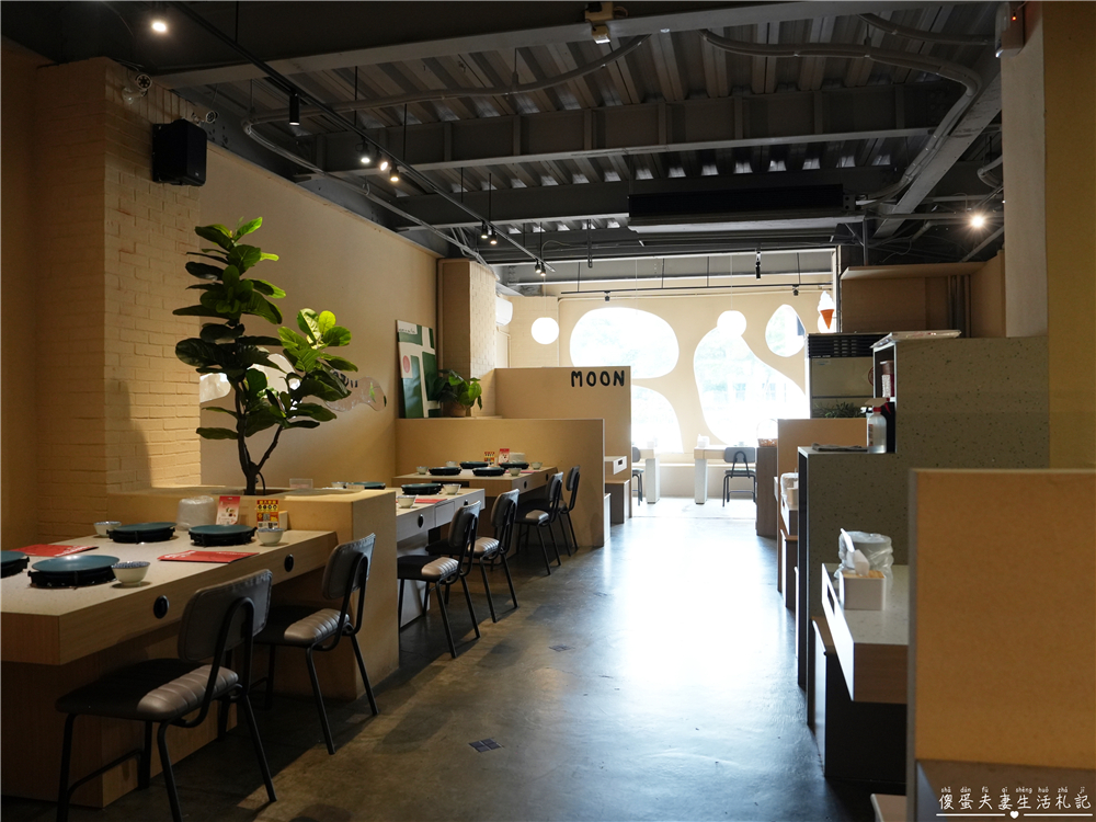 【苗栗頭份。美食】『月團圓雞湯火鍋-頭份尚順店』超人氣個人鴛鴦火鍋，澎派自助吧無限爽吃！還是寵物友善餐廳喔！ @傻蛋夫妻生活札記