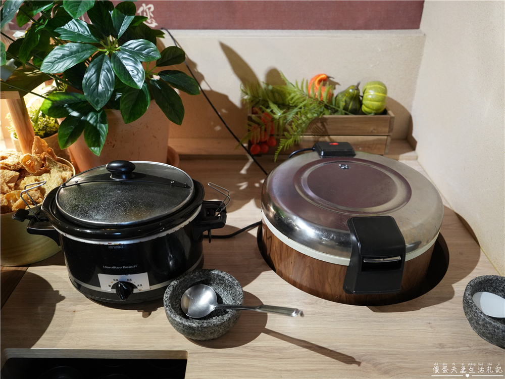 【苗栗頭份。美食】『月團圓雞湯火鍋-頭份尚順店』超人氣個人鴛鴦火鍋，澎派自助吧無限爽吃！還是寵物友善餐廳喔！ @傻蛋夫妻生活札記