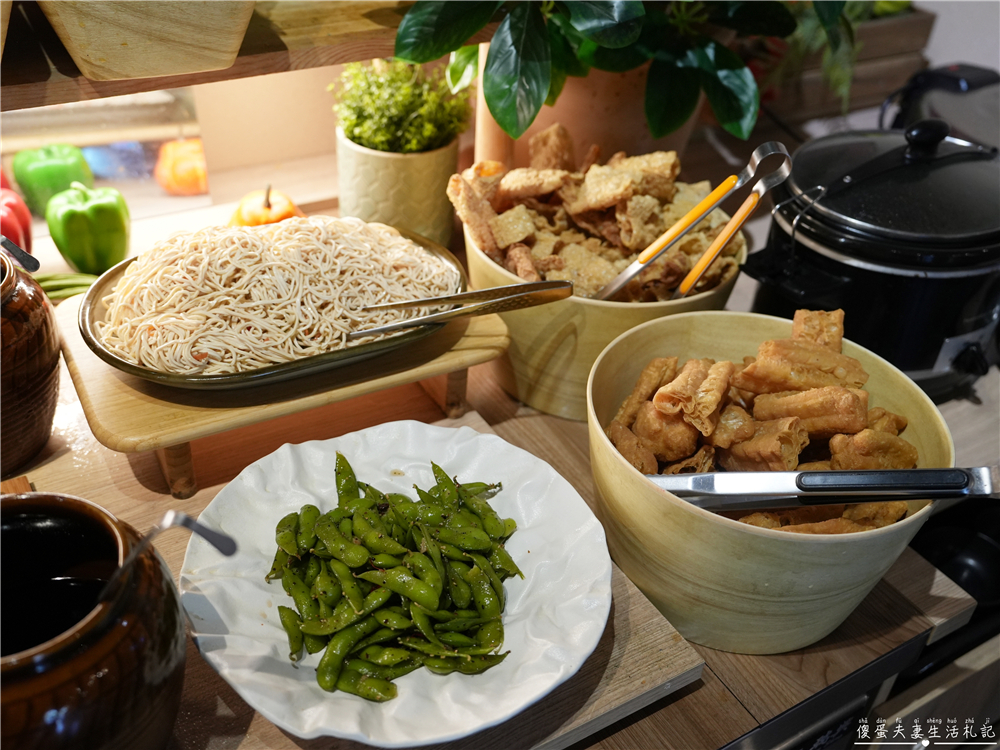 【苗栗頭份。美食】『月團圓雞湯火鍋-頭份尚順店』超人氣個人鴛鴦火鍋，澎派自助吧無限爽吃！還是寵物友善餐廳喔！ @傻蛋夫妻生活札記