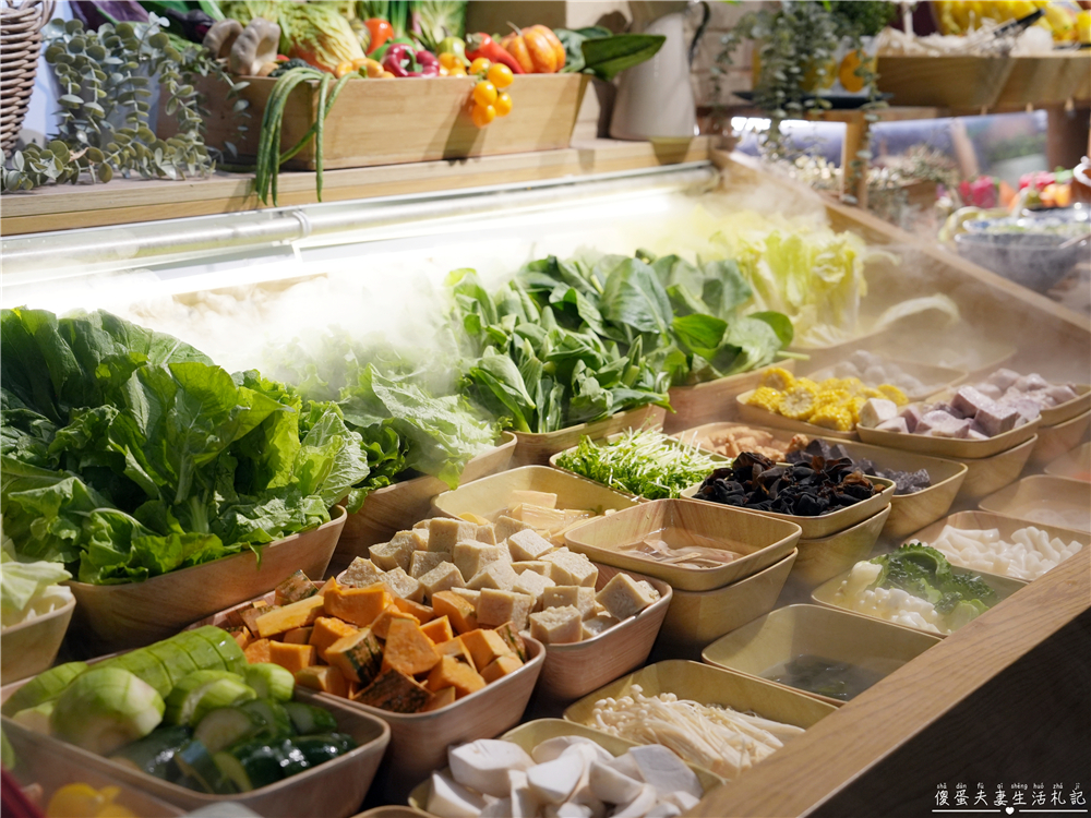 【苗栗頭份。美食】『月團圓雞湯火鍋-頭份尚順店』超人氣個人鴛鴦火鍋，澎派自助吧無限爽吃！還是寵物友善餐廳喔！ @傻蛋夫妻生活札記