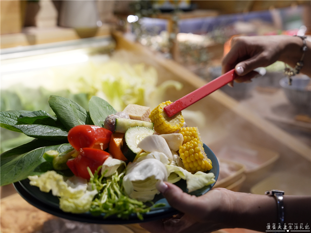 【苗栗頭份。美食】『月團圓雞湯火鍋-頭份尚順店』超人氣個人鴛鴦火鍋，澎派自助吧無限爽吃！還是寵物友善餐廳喔！ @傻蛋夫妻生活札記