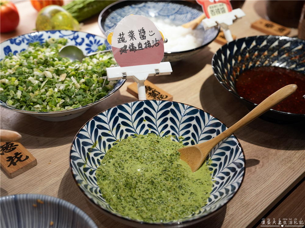 【苗栗頭份。美食】『月團圓雞湯火鍋-頭份尚順店』超人氣個人鴛鴦火鍋，澎派自助吧無限爽吃！還是寵物友善餐廳喔！ @傻蛋夫妻生活札記