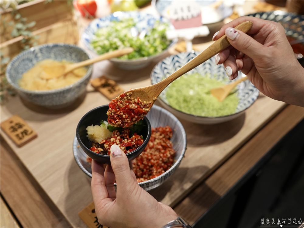 【苗栗頭份。美食】『月團圓雞湯火鍋-頭份尚順店』超人氣個人鴛鴦火鍋，澎派自助吧無限爽吃！還是寵物友善餐廳喔！ @傻蛋夫妻生活札記