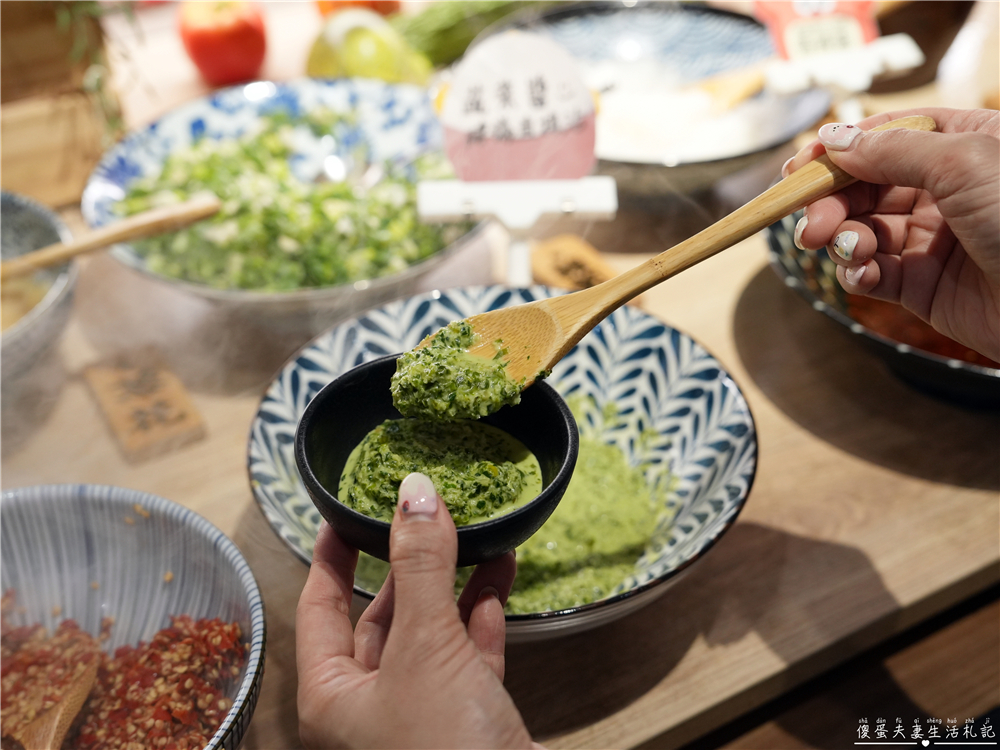 【苗栗頭份。美食】『月團圓雞湯火鍋-頭份尚順店』超人氣個人鴛鴦火鍋，澎派自助吧無限爽吃！還是寵物友善餐廳喔！ @傻蛋夫妻生活札記