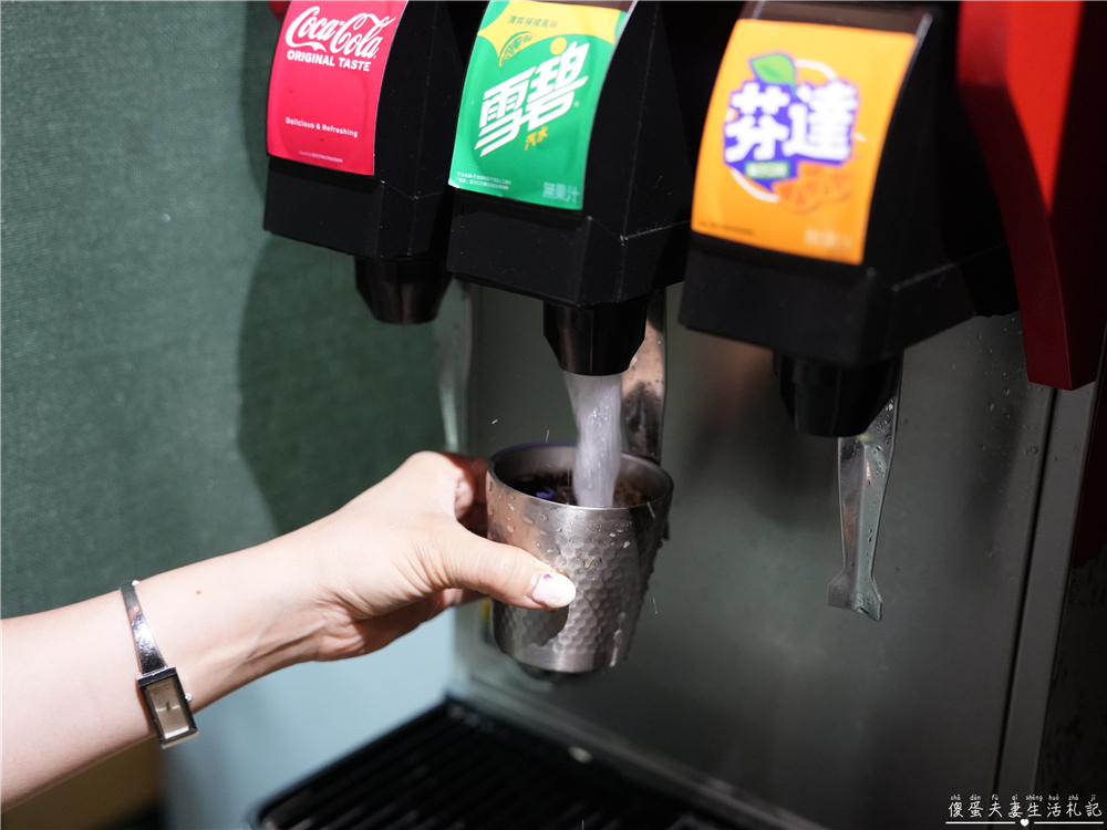 【苗栗頭份。美食】『月團圓雞湯火鍋-頭份尚順店』超人氣個人鴛鴦火鍋，澎派自助吧無限爽吃！還是寵物友善餐廳喔！ @傻蛋夫妻生活札記