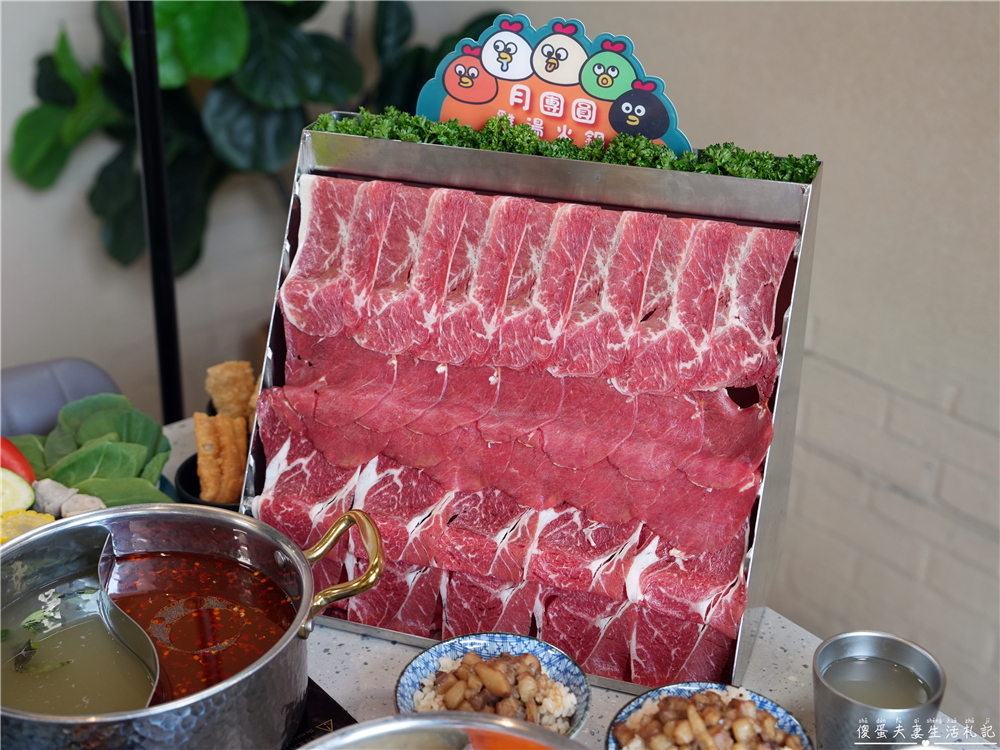 【苗栗頭份。美食】『月團圓雞湯火鍋-頭份尚順店』超人氣個人鴛鴦火鍋，澎派自助吧無限爽吃！還是寵物友善餐廳喔！ @傻蛋夫妻生活札記