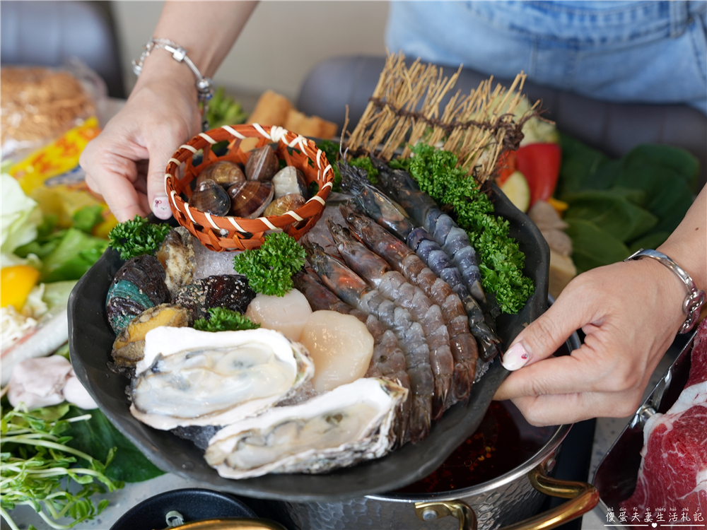 【苗栗頭份。美食】『月團圓雞湯火鍋-頭份尚順店』超人氣個人鴛鴦火鍋，澎派自助吧無限爽吃！還是寵物友善餐廳喔！ @傻蛋夫妻生活札記