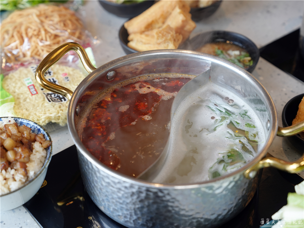 【苗栗頭份。美食】『月團圓雞湯火鍋-頭份尚順店』超人氣個人鴛鴦火鍋，澎派自助吧無限爽吃！還是寵物友善餐廳喔！ @傻蛋夫妻生活札記