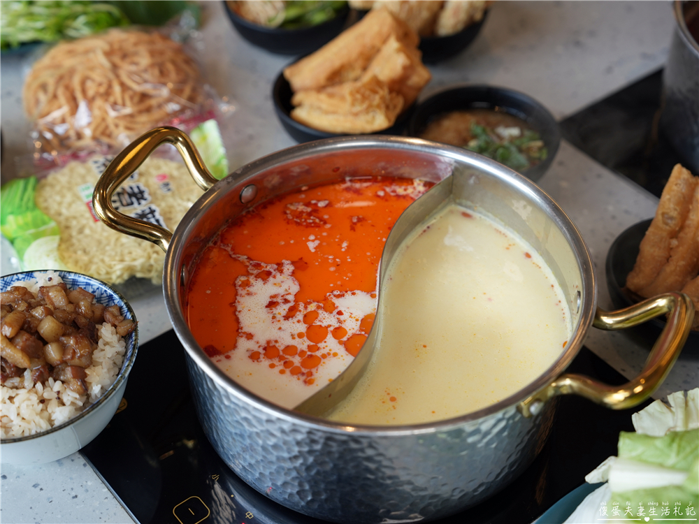 【苗栗頭份。美食】『月團圓雞湯火鍋-頭份尚順店』超人氣個人鴛鴦火鍋，澎派自助吧無限爽吃！還是寵物友善餐廳喔！ @傻蛋夫妻生活札記