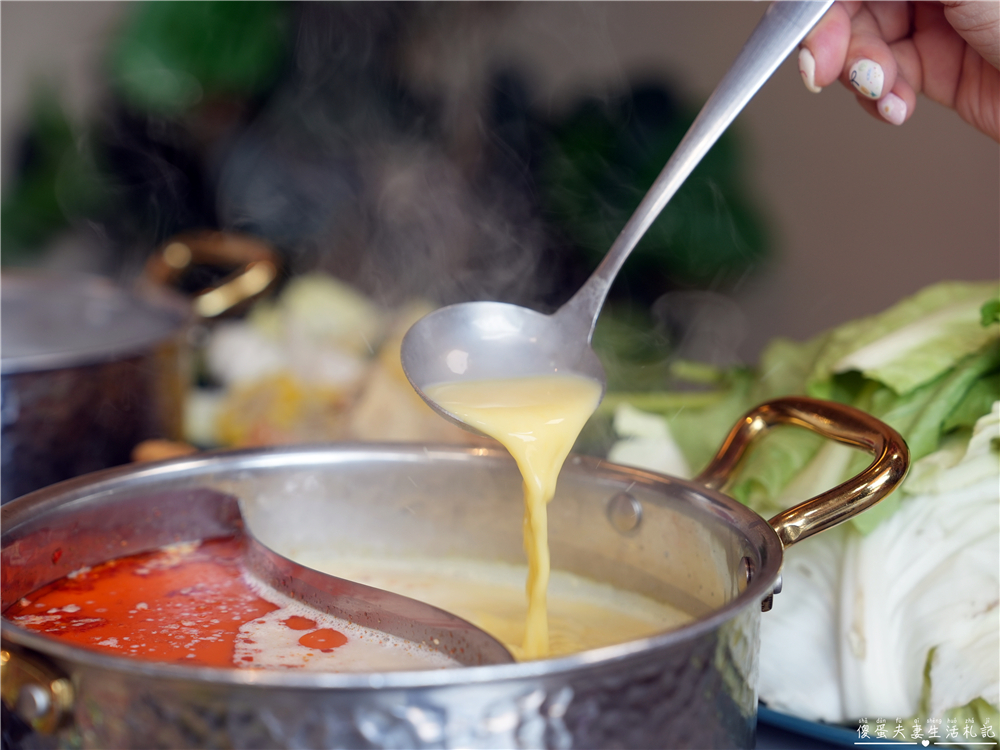 【苗栗頭份。美食】『月團圓雞湯火鍋-頭份尚順店』超人氣個人鴛鴦火鍋，澎派自助吧無限爽吃！還是寵物友善餐廳喔！ @傻蛋夫妻生活札記