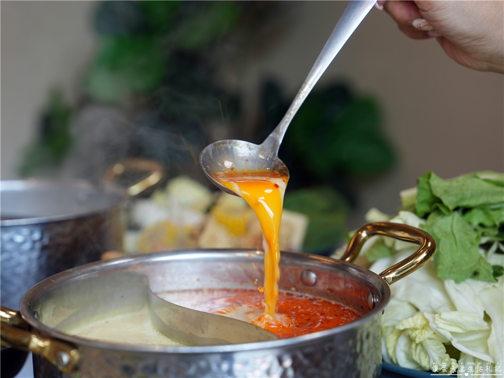 【苗栗頭份。美食】『月團圓雞湯火鍋-頭份尚順店』超人氣個人鴛鴦火鍋，澎派自助吧無限爽吃！還是寵物友善餐廳喔！ @傻蛋夫妻生活札記