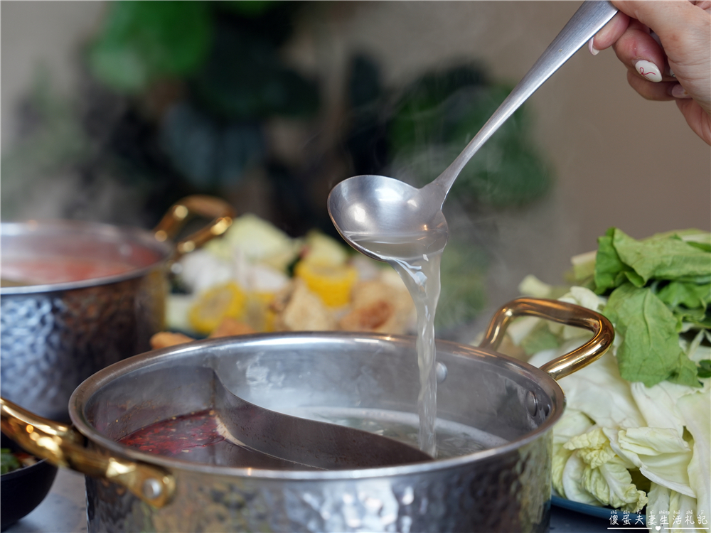 【苗栗頭份。美食】『月團圓雞湯火鍋-頭份尚順店』超人氣個人鴛鴦火鍋，澎派自助吧無限爽吃！還是寵物友善餐廳喔！ @傻蛋夫妻生活札記