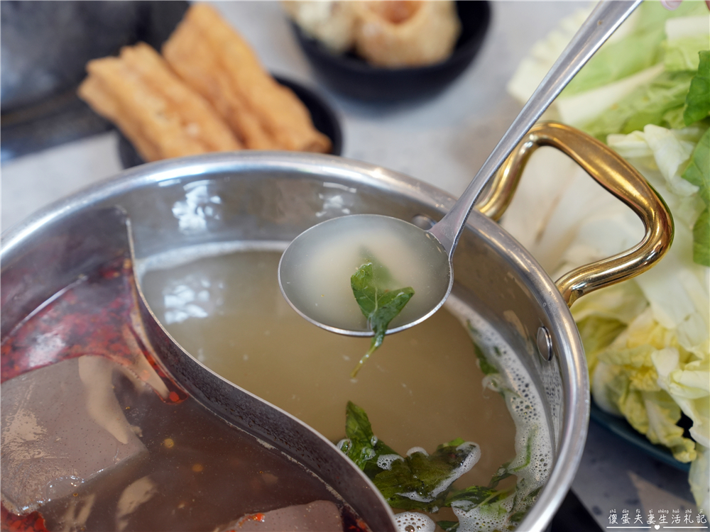 【苗栗頭份。美食】『月團圓雞湯火鍋-頭份尚順店』超人氣個人鴛鴦火鍋，澎派自助吧無限爽吃！還是寵物友善餐廳喔！ @傻蛋夫妻生活札記