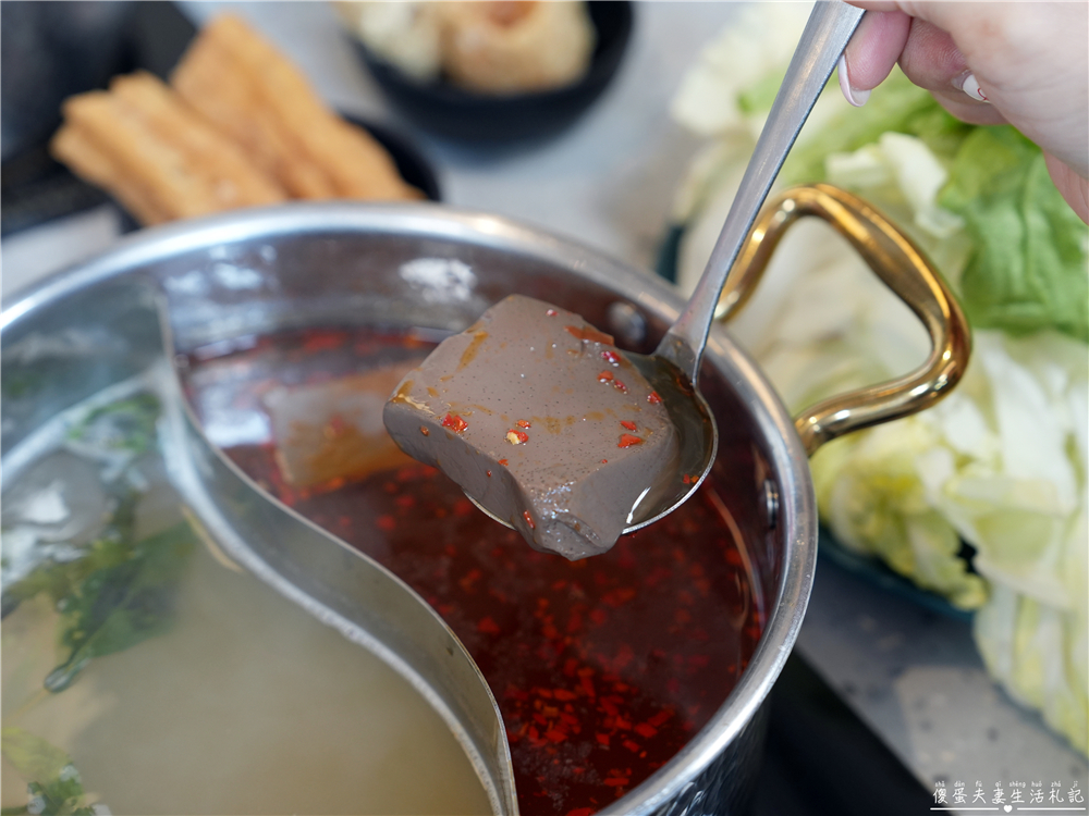 【苗栗頭份。美食】『月團圓雞湯火鍋-頭份尚順店』超人氣個人鴛鴦火鍋，澎派自助吧無限爽吃！還是寵物友善餐廳喔！ @傻蛋夫妻生活札記