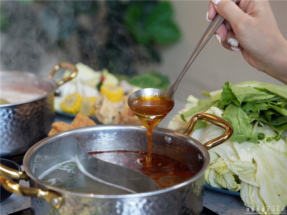 【苗栗頭份。美食】『月團圓雞湯火鍋-頭份尚順店』超人氣個人鴛鴦火鍋，澎派自助吧無限爽吃！還是寵物友善餐廳喔！ @傻蛋夫妻生活札記