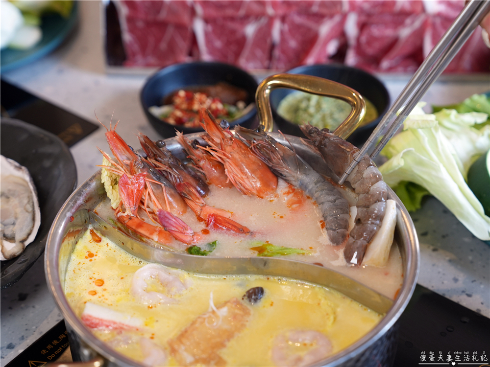 【苗栗頭份。美食】『月團圓雞湯火鍋-頭份尚順店』超人氣個人鴛鴦火鍋，澎派自助吧無限爽吃！還是寵物友善餐廳喔！ @傻蛋夫妻生活札記