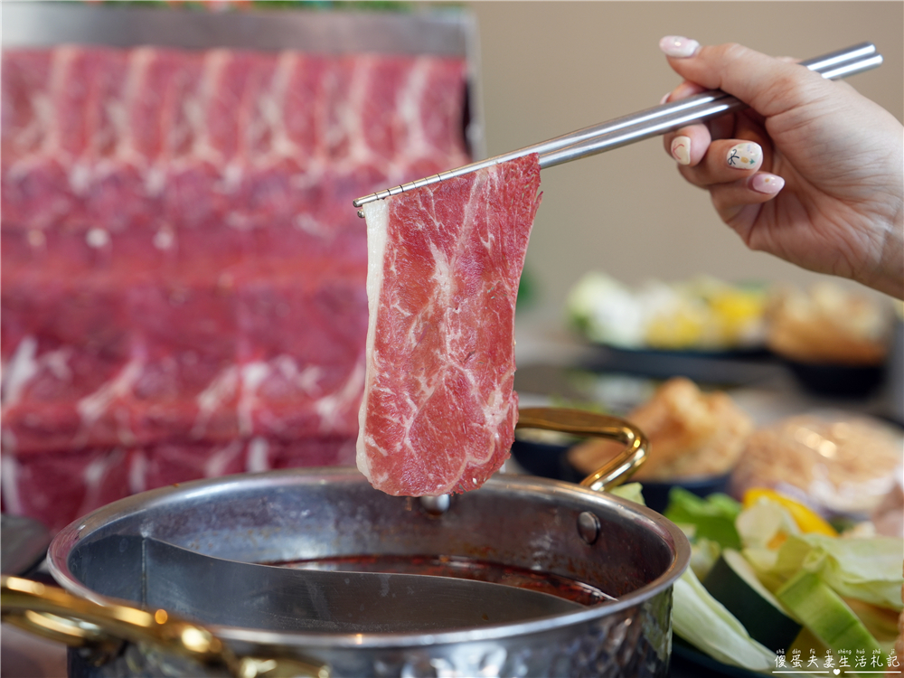 【苗栗頭份。美食】『月團圓雞湯火鍋-頭份尚順店』超人氣個人鴛鴦火鍋，澎派自助吧無限爽吃！還是寵物友善餐廳喔！ @傻蛋夫妻生活札記