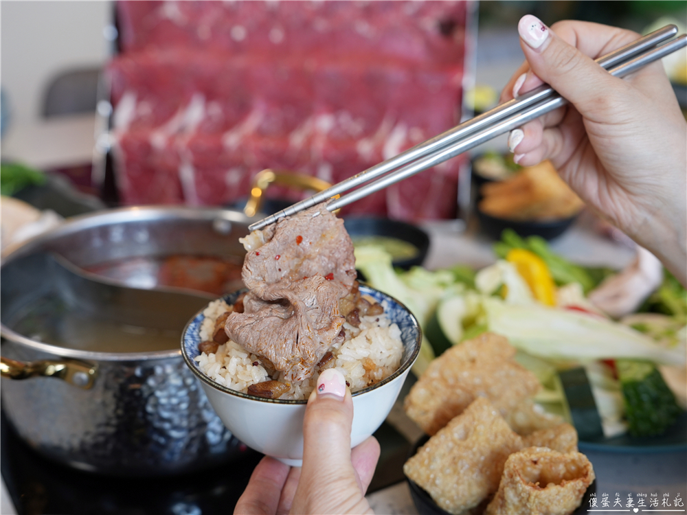 【苗栗頭份。美食】『月團圓雞湯火鍋-頭份尚順店』超人氣個人鴛鴦火鍋，澎派自助吧無限爽吃！還是寵物友善餐廳喔！ @傻蛋夫妻生活札記