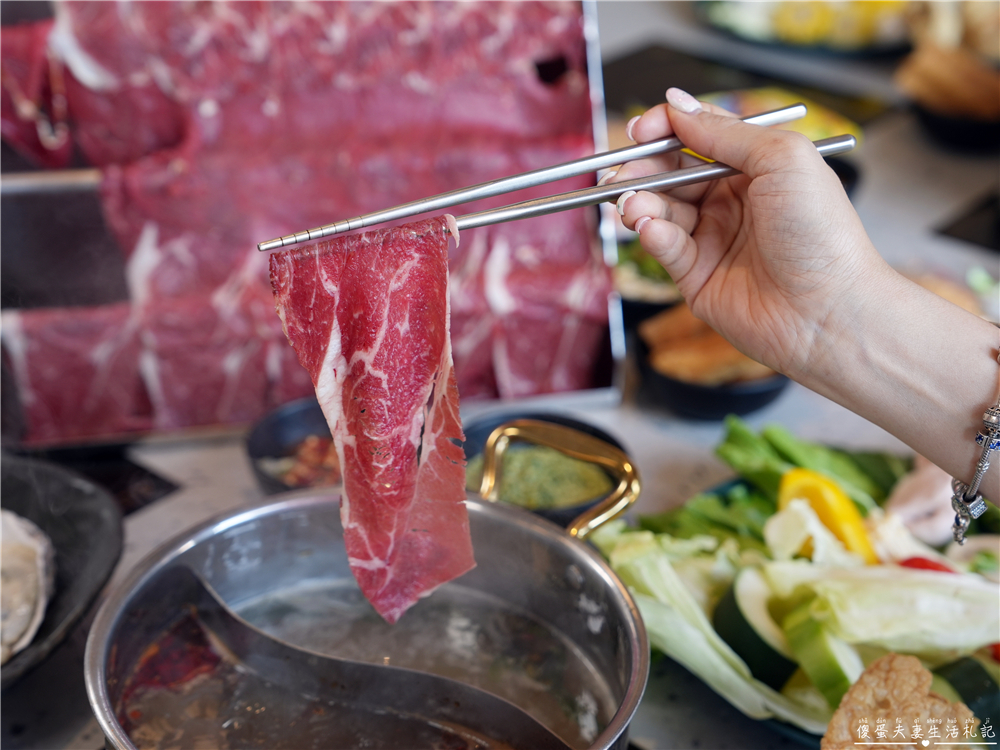 【苗栗頭份。美食】『月團圓雞湯火鍋-頭份尚順店』超人氣個人鴛鴦火鍋，澎派自助吧無限爽吃！還是寵物友善餐廳喔！ @傻蛋夫妻生活札記