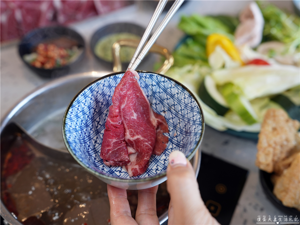 【苗栗頭份。美食】『月團圓雞湯火鍋-頭份尚順店』超人氣個人鴛鴦火鍋，澎派自助吧無限爽吃！還是寵物友善餐廳喔！ @傻蛋夫妻生活札記