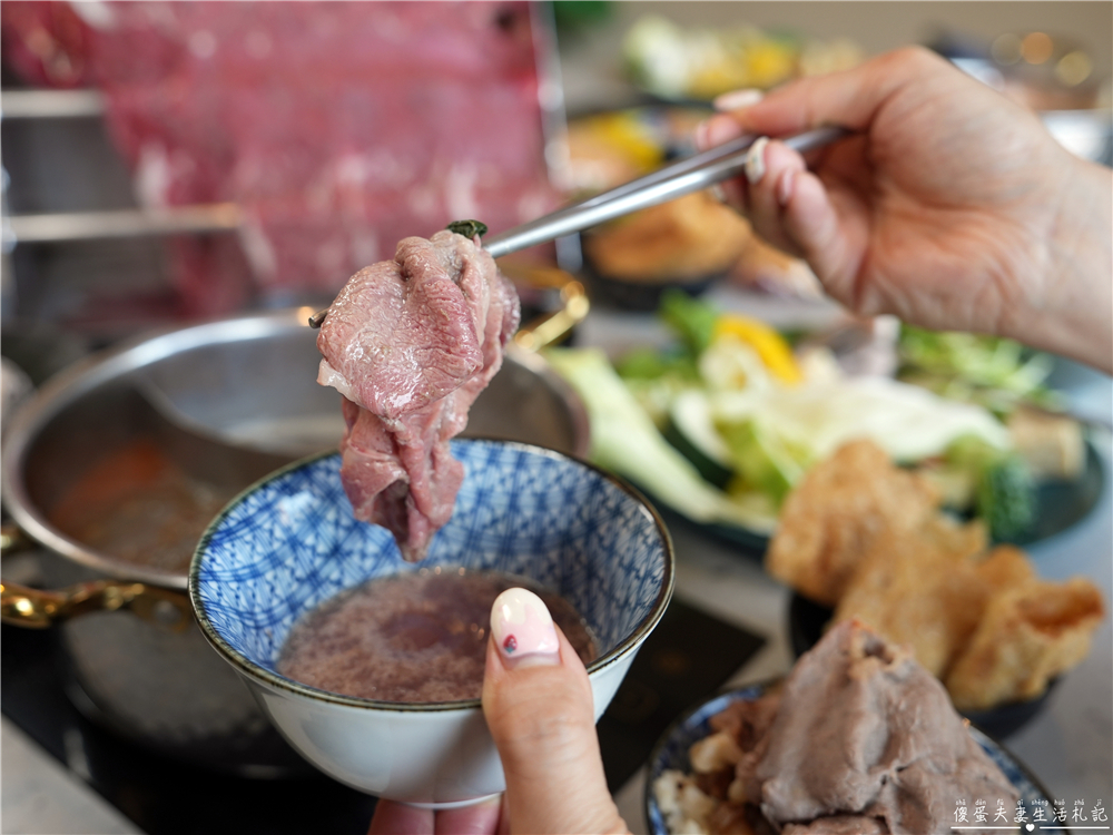 【苗栗頭份。美食】『月團圓雞湯火鍋-頭份尚順店』超人氣個人鴛鴦火鍋，澎派自助吧無限爽吃！還是寵物友善餐廳喔！ @傻蛋夫妻生活札記