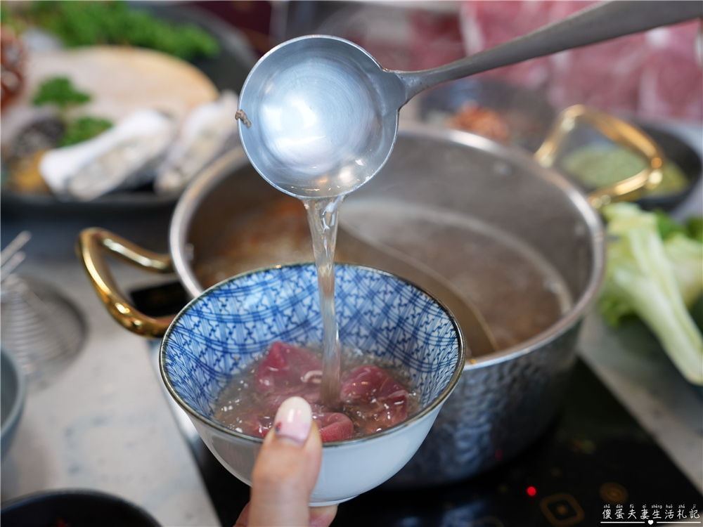 【苗栗頭份。美食】『月團圓雞湯火鍋-頭份尚順店』超人氣個人鴛鴦火鍋，澎派自助吧無限爽吃！還是寵物友善餐廳喔！ @傻蛋夫妻生活札記