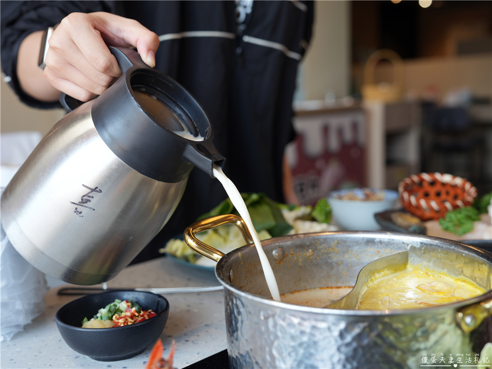 【苗栗頭份。美食】『月團圓雞湯火鍋-頭份尚順店』超人氣個人鴛鴦火鍋，澎派自助吧無限爽吃！還是寵物友善餐廳喔！ @傻蛋夫妻生活札記