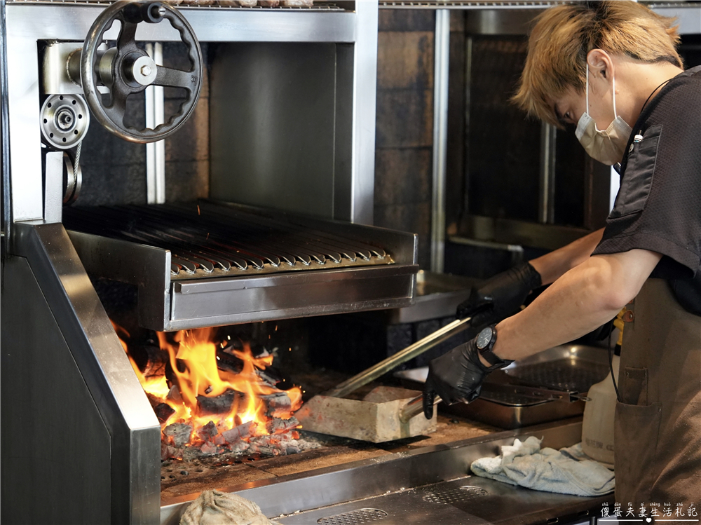 【台中西區。美食】『FORE直火料理-台中店』炭火直燒的極致饗宴！火與肉之間的品味儀式~台中直火料理推薦 @傻蛋夫妻生活札記