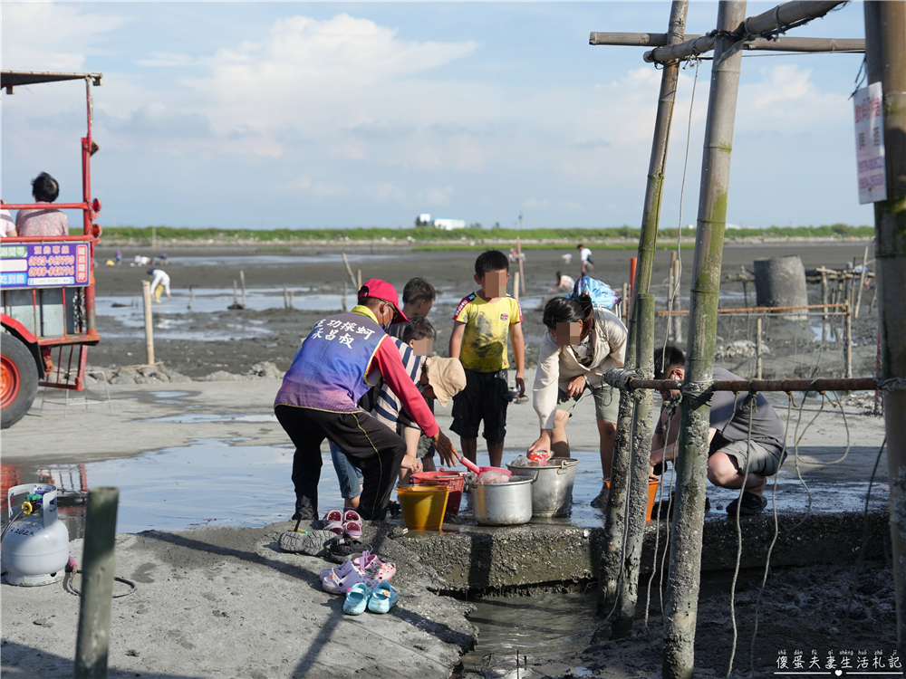 【彰化芳苑】『王功永昌叔』彰化旅遊最夯玩法！鮮蚵無限時、無限量爽吃！有吃又有玩的採蚵生態旅遊觀光三輪車！彰化親子旅遊推薦~ @傻蛋夫妻生活札記