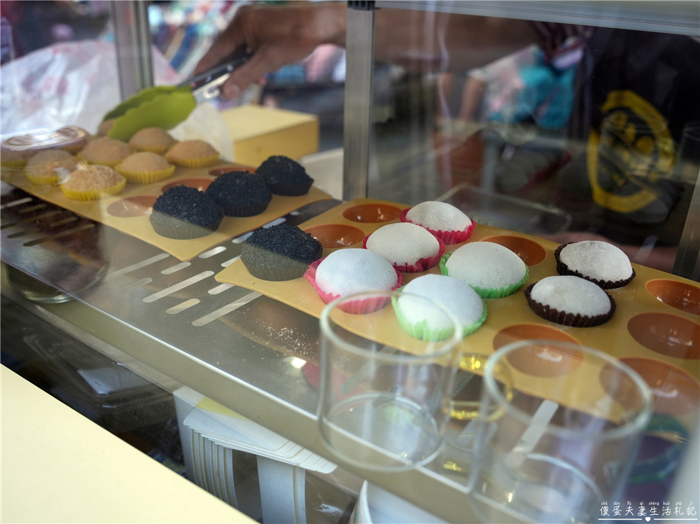 【桃園大溪。美食】『阿山哥麻糬卡打車』口味涮嘴多元！好吃麻糬小攤車現身！ @傻蛋夫妻生活札記