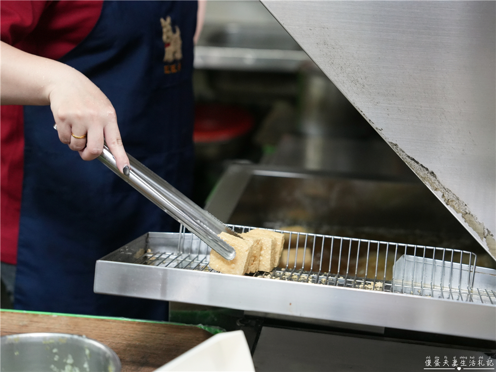 【台中北屯。美食】『臭豆腐』酥香撲鼻！新一點利黃昏市場的臭豆腐小吃~ @傻蛋夫妻生活札記