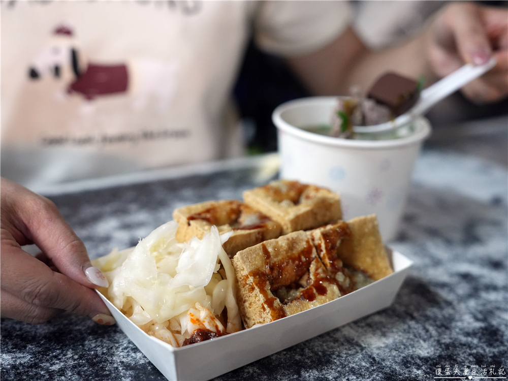 【台中北屯。美食】『臭豆腐』酥香撲鼻！新一點利黃昏市場的臭豆腐小吃~ @傻蛋夫妻生活札記