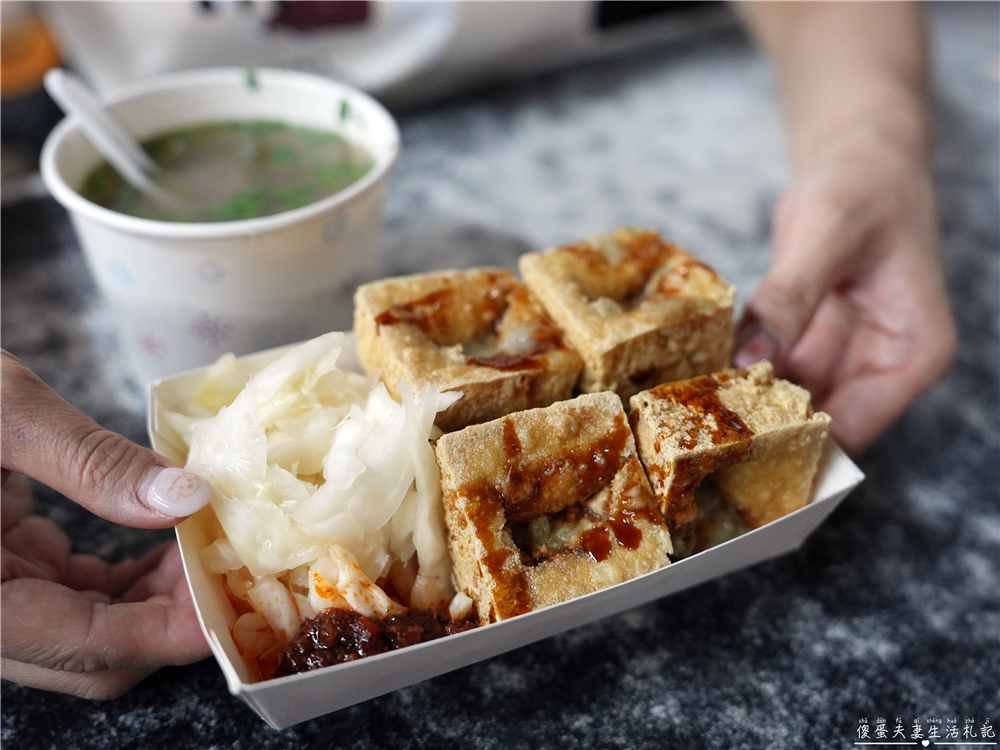 【台中北屯。美食】『臭豆腐』酥香撲鼻！新一點利黃昏市場的臭豆腐小吃~ @傻蛋夫妻生活札記