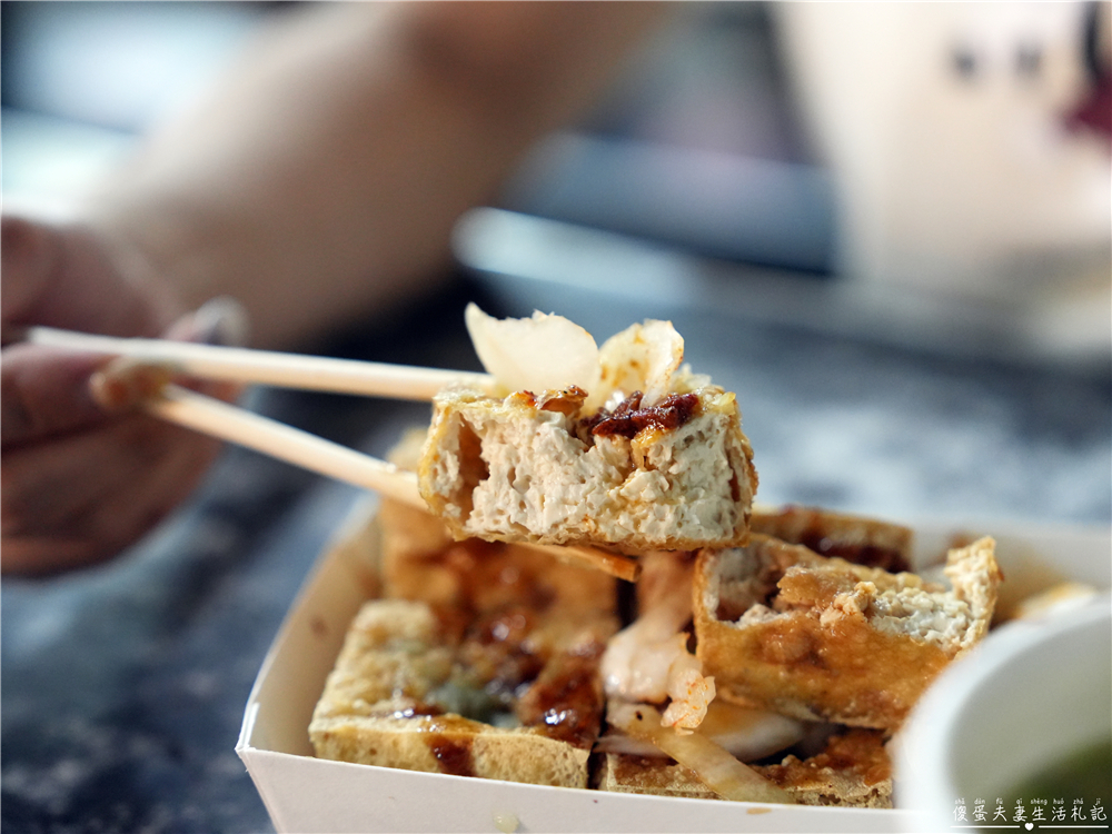 【台中北屯。美食】『臭豆腐』酥香撲鼻！新一點利黃昏市場的臭豆腐小吃~ @傻蛋夫妻生活札記