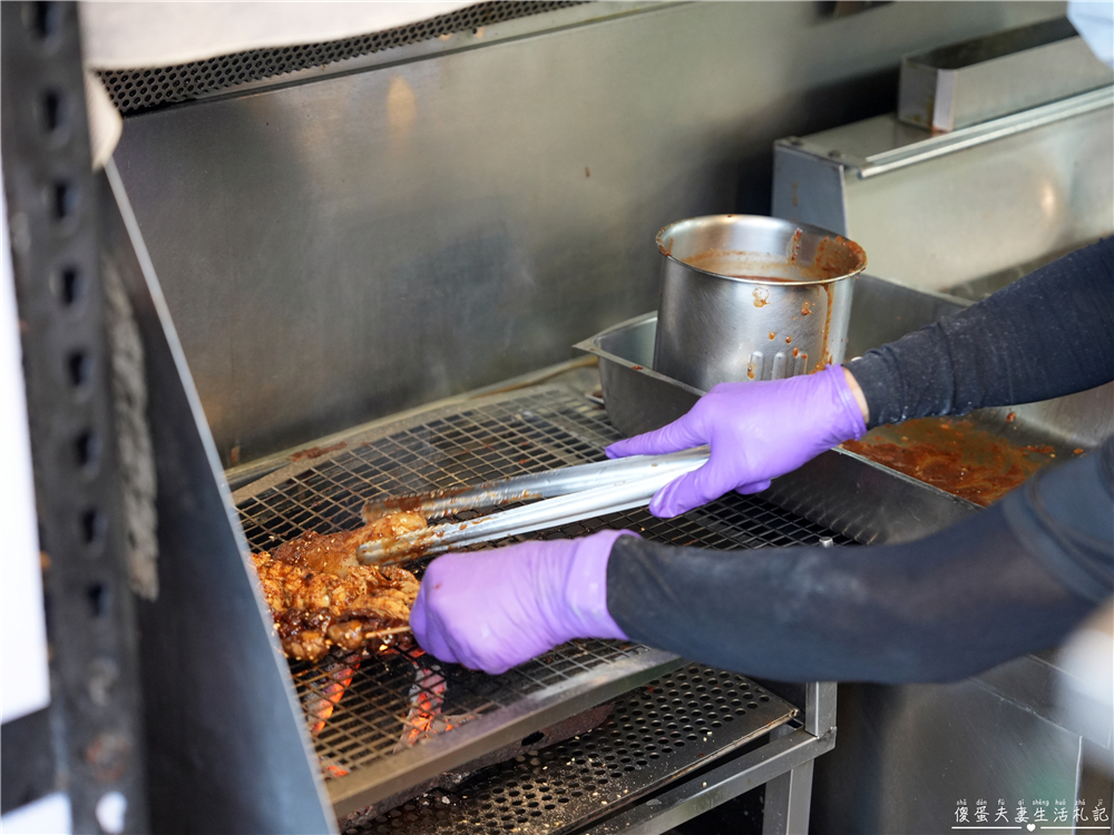 【台中北屯。美食】『吉品屋碳烤雞排』宵夜良伴！先炸後烤的涮嘴香噴碳烤雞排~ @傻蛋夫妻生活札記