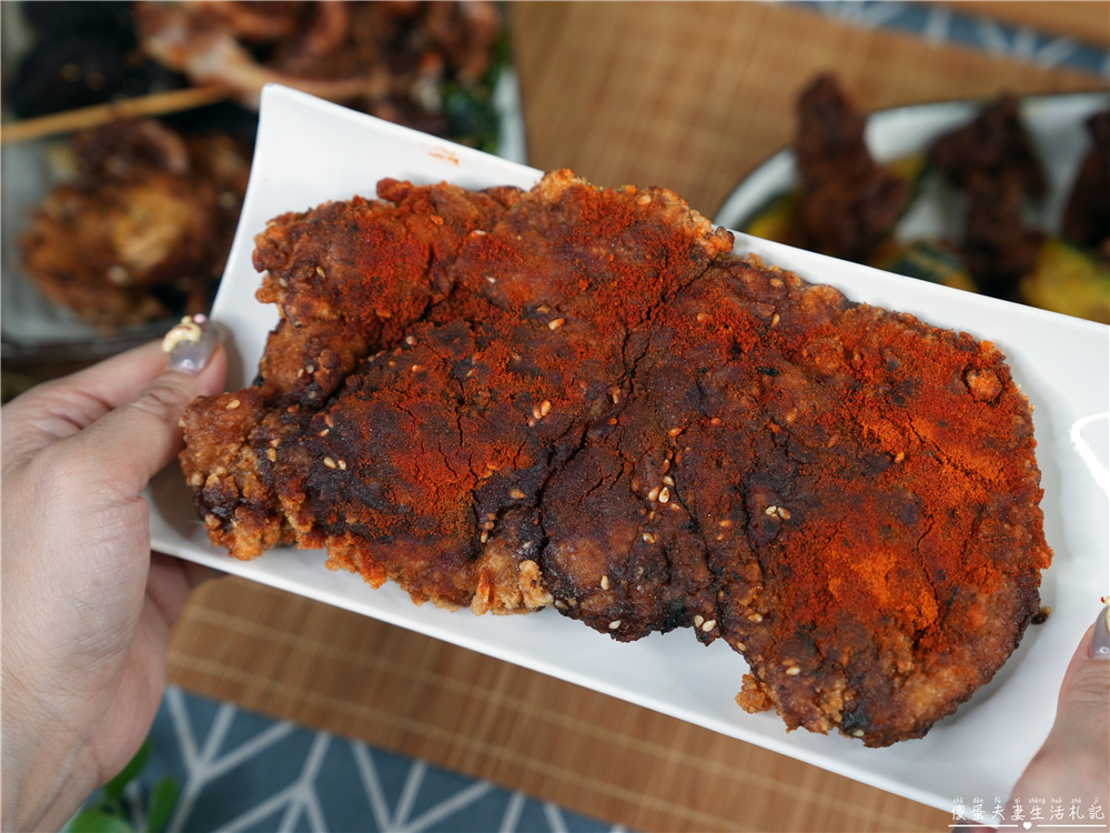 【台中北屯。美食】『吉品屋碳烤雞排』宵夜良伴！先炸後烤的涮嘴香噴碳烤雞排~ @傻蛋夫妻生活札記