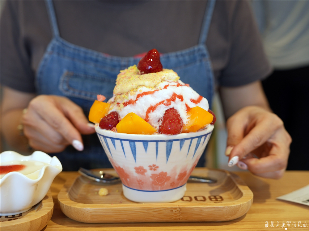 【苗栗竹南。美食】『QQ田甜品工坊-竹南延平店』幸福感爆澎！配色超夢幻的甜蜜雪花冰~ @傻蛋夫妻生活札記